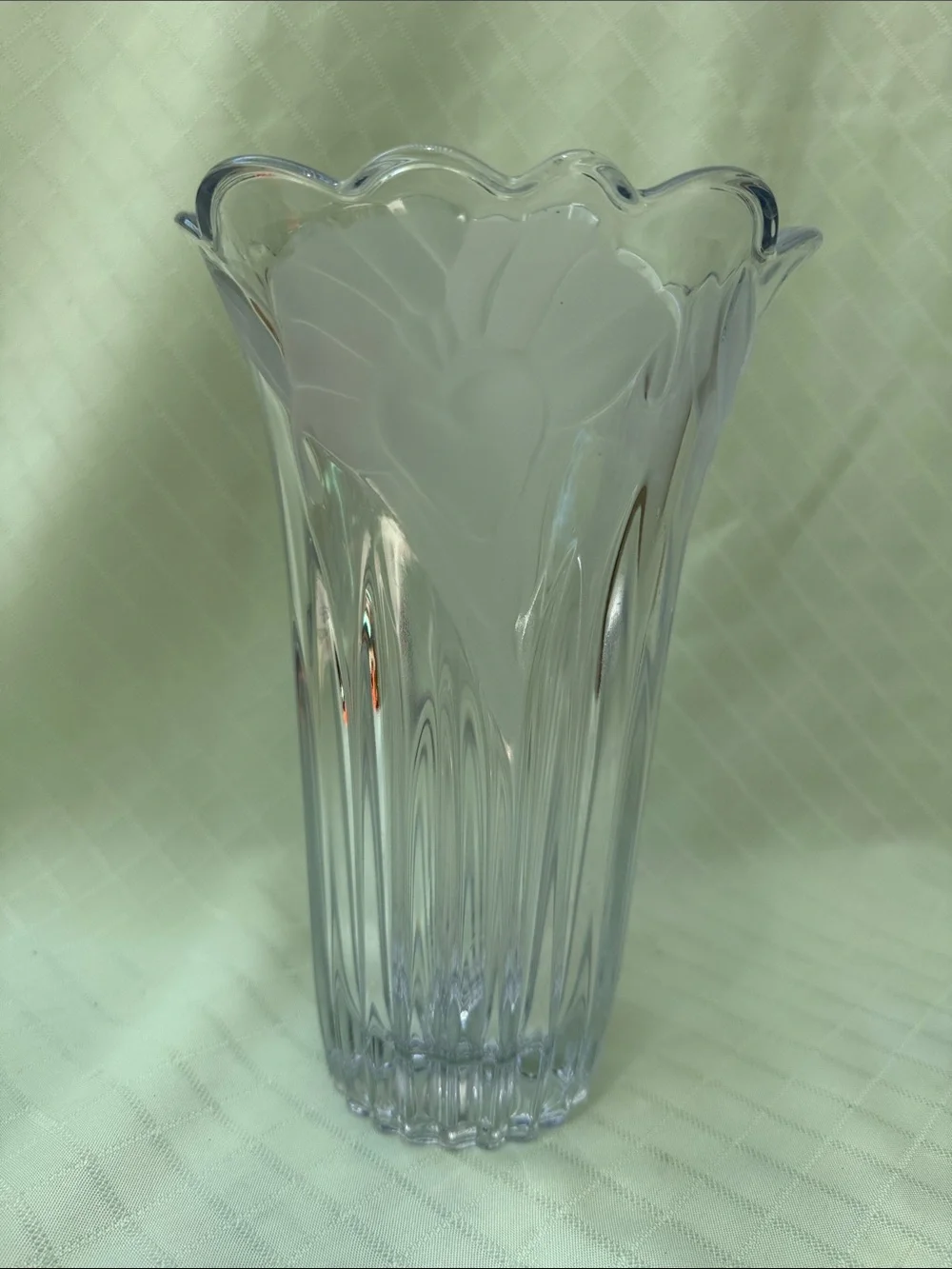 Vintage Crystal Decorative Vase - Elegant Scalloped Rim